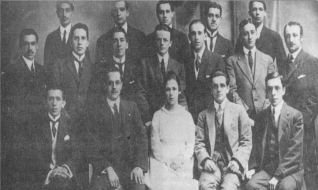 Justicia Espada Acuña Mena junto a su generación