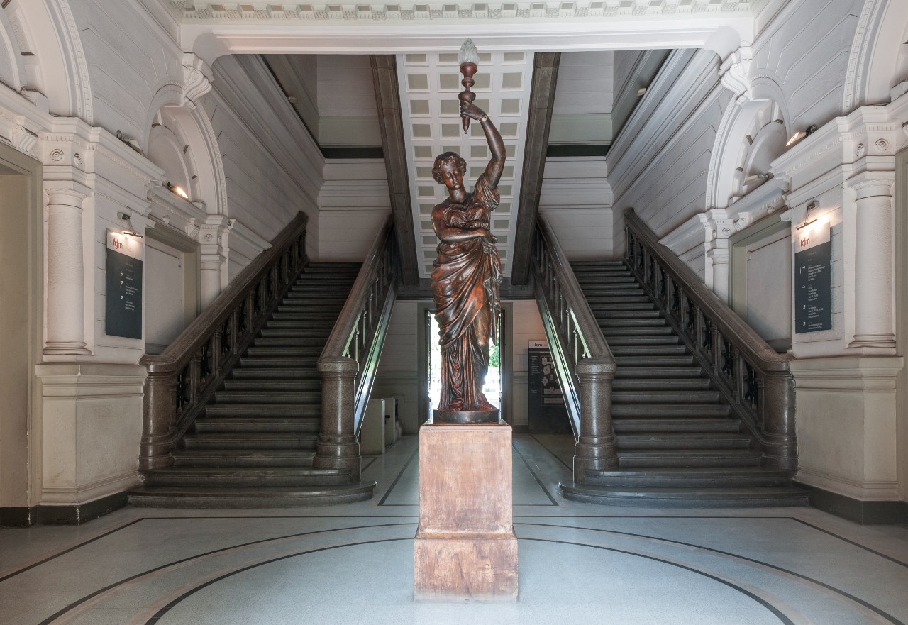 Minerva, la estatua conocida como 'la Mona', en el hall del campus