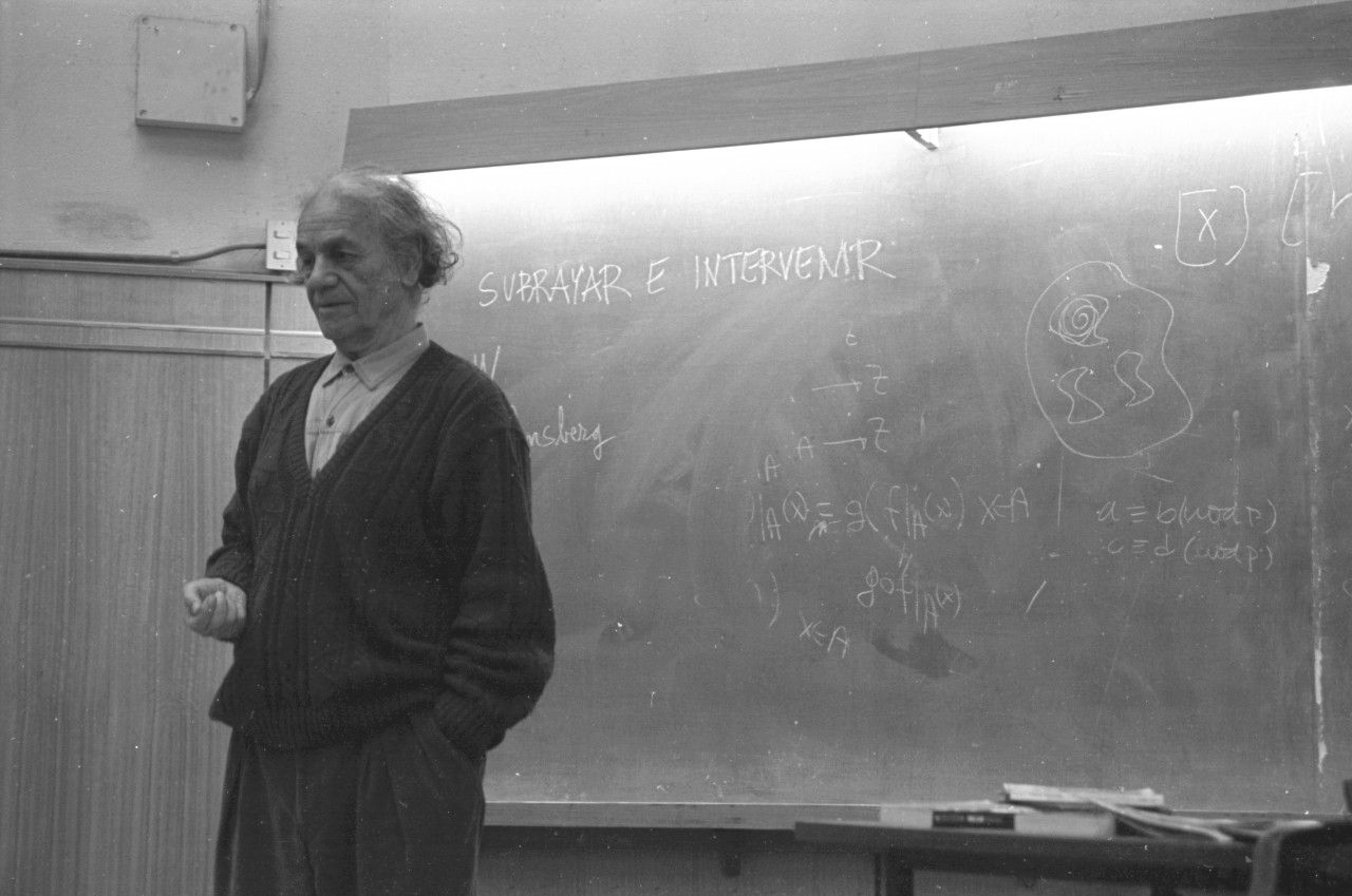 Nicanor Parra haciendo clases en la FCFM