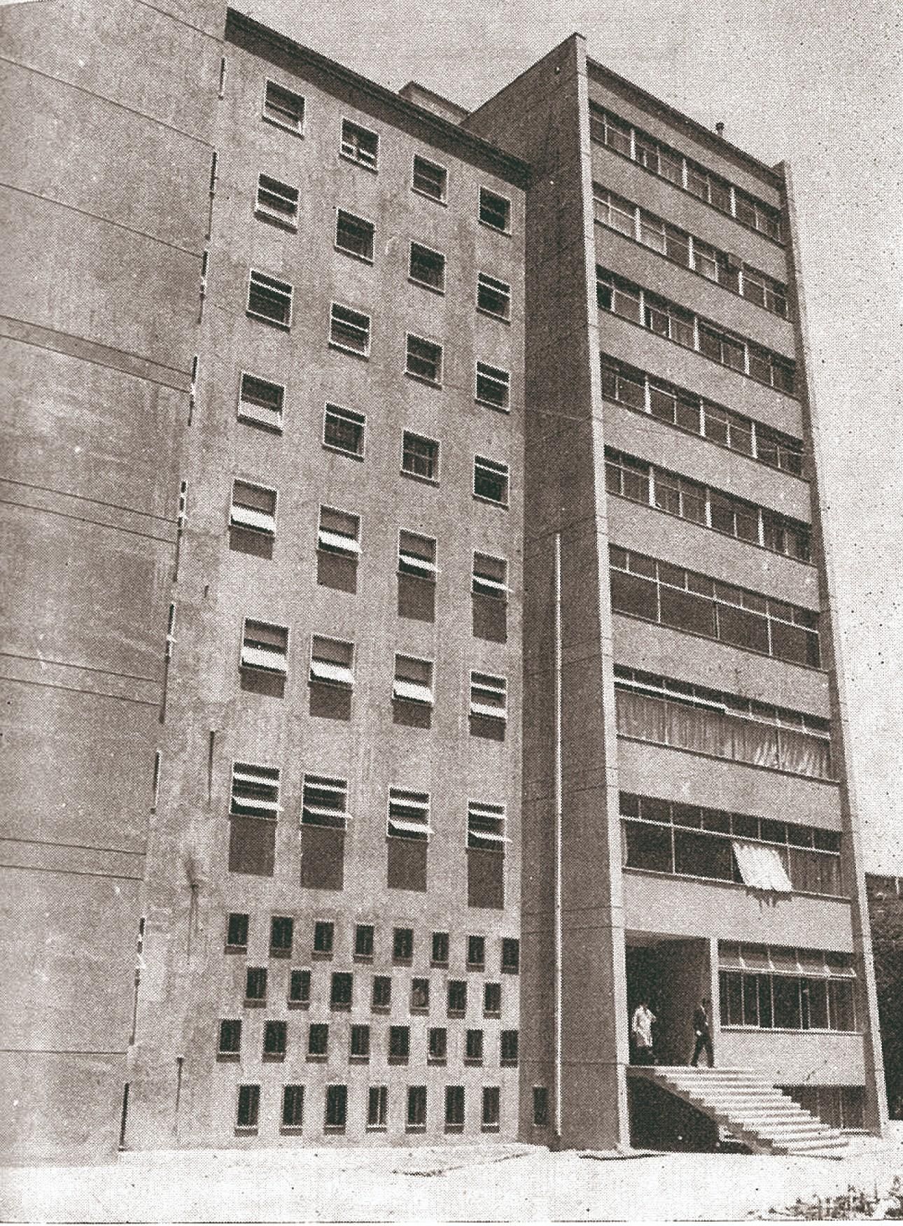 Torre central del campus en sus primeros años
